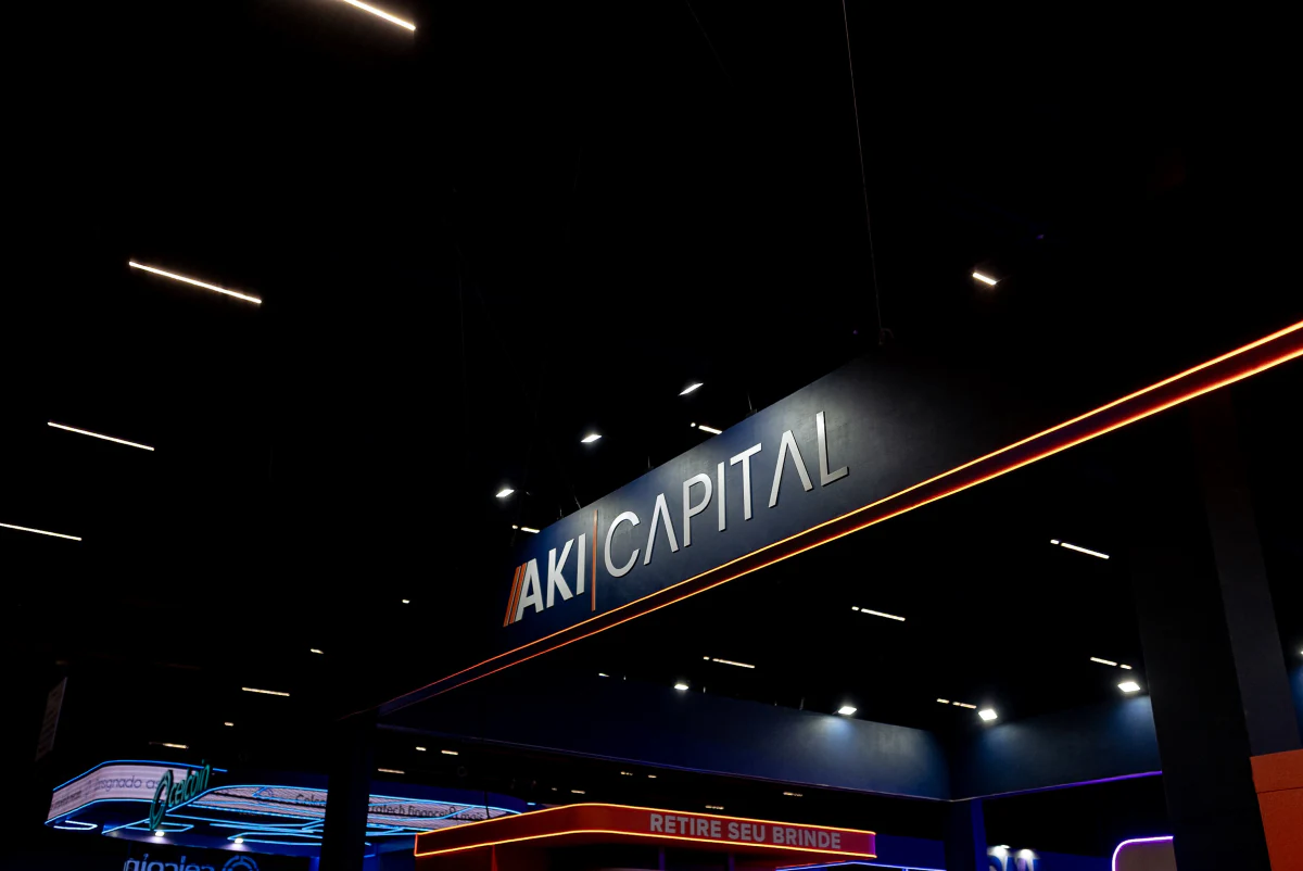 Palco do evento da AKI Capital
