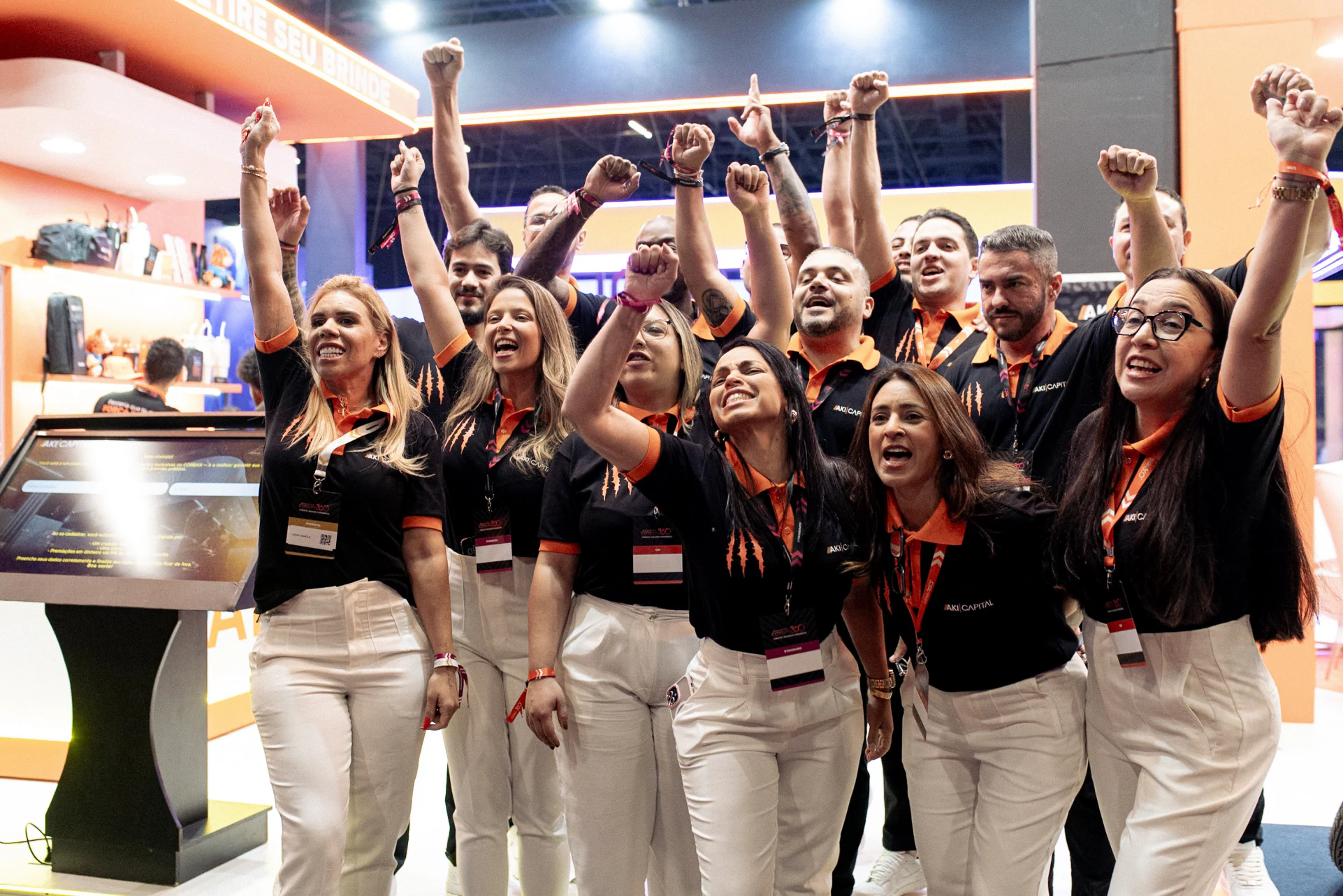 Equipe da AKI Capital comemorando no evento