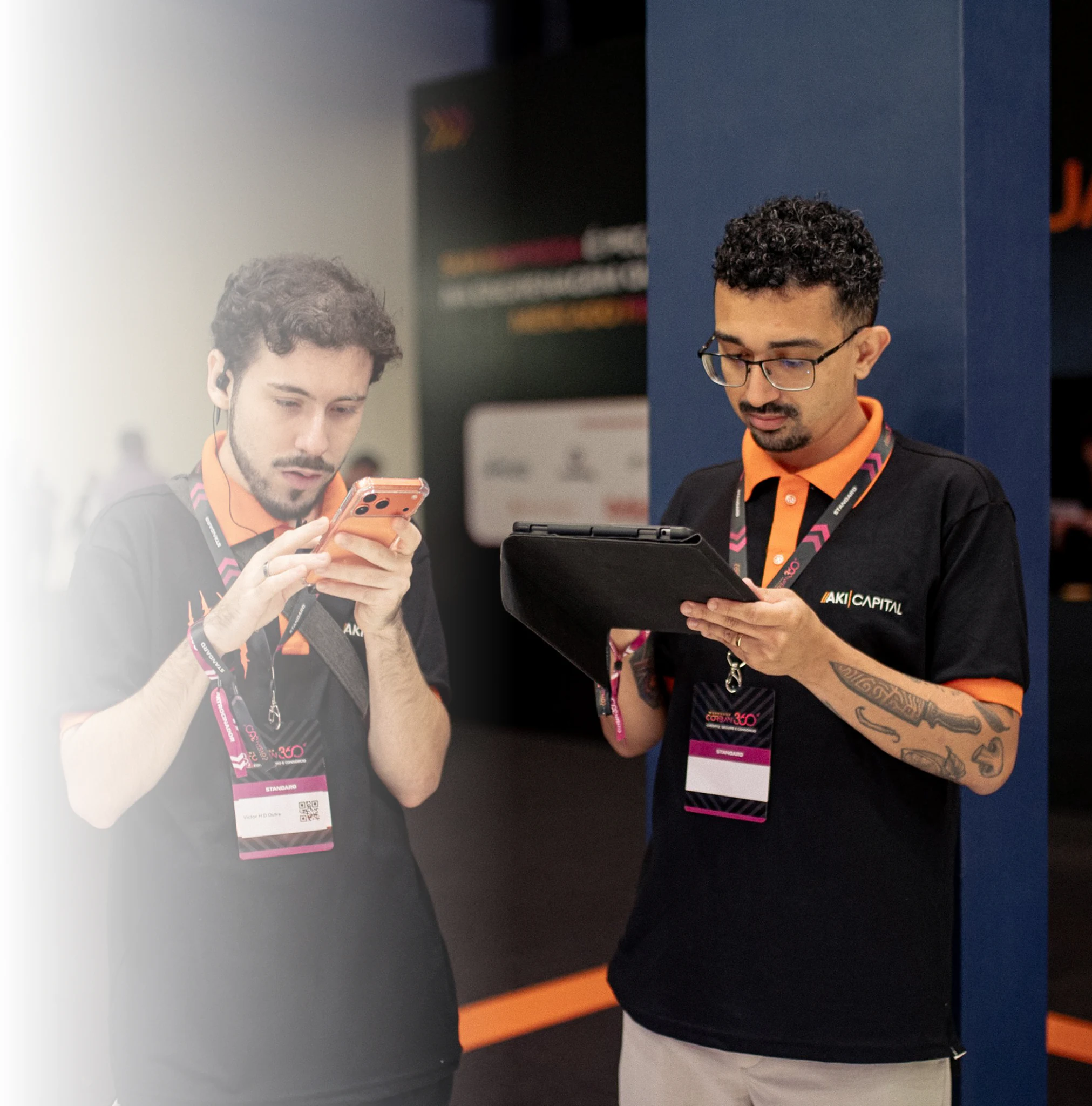 Correspondentes da AKI Capital usando a plataforma no celular